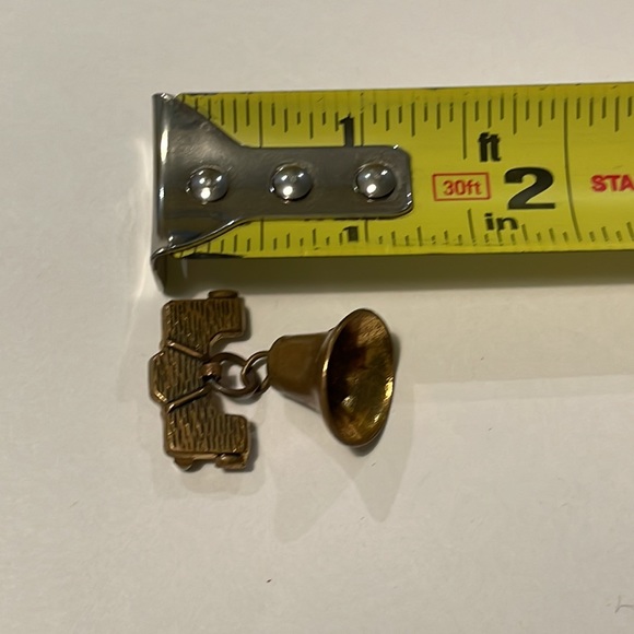 Vintage gold brass Liberty Bell lapel pin - Picture 5 of 6